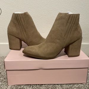 ✨NWOT✨ JustFab Taupe Booties Size 7